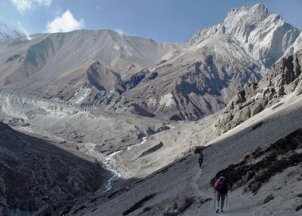 Trekkers walking on the Annapurna Circuit trail towards thorong la pass