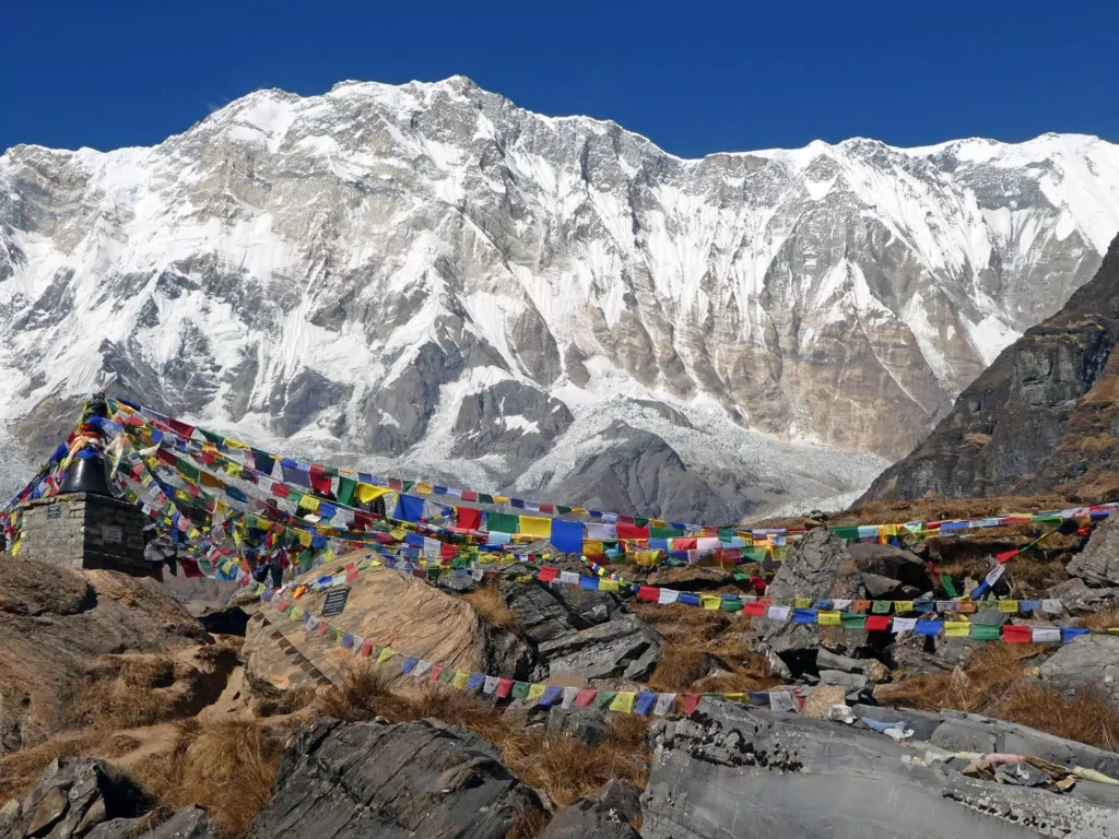 Annapurna base camp trek route, player flags and mountain range