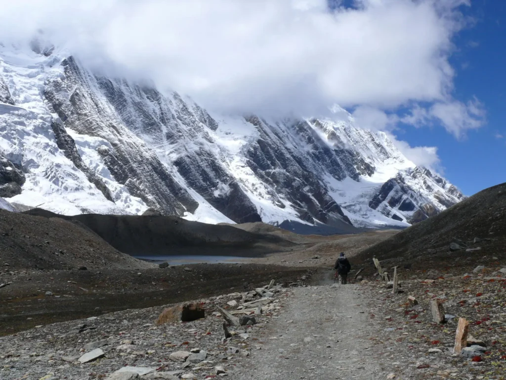 Trekking route to Tilicho Lake on Annapurna Circuit Trek