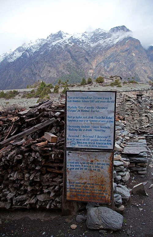 Altitude sickness warning sign on the Annapurna Circuit in Nepal